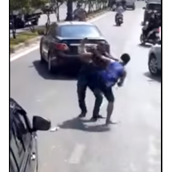 ô tô va chạm nhau hai tài xế đấu võ boxing